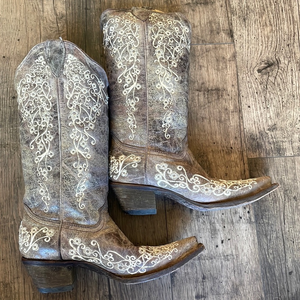 Corral Vintage Embroidered Cowboy/Cowgirl Boots Women size 8.5